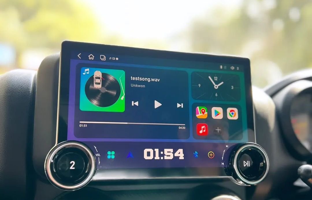 شاشة ذكية حديثة تعمل بنظام أندرويد للسيارات